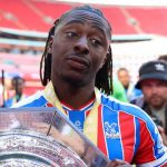 Eberechi Eze merayakan trofi Community Shield