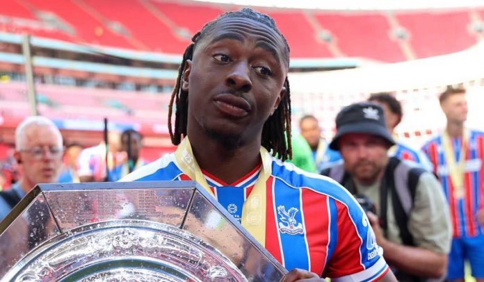 Eberechi Eze merayakan trofi Community Shield