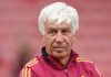 Gian Piero Gasperini mengawasi anak-anak asuhnya di AS Roma