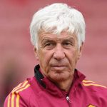Gian Piero Gasperini mengawasi anak-anak asuhnya di AS Roma