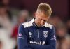 Graham Potter tertunduk selama kekalahan West Ham dari Chelsea