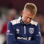 Graham Potter tertunduk selama kekalahan West Ham dari Chelsea