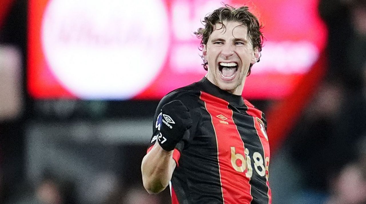Illia Zabarnyi resmi diperkenalkan sebagai pemain baru Paris Saint-Germain setelah diboyong dari Bournemouth dengan nilai transfer Rp1,09 triliun.