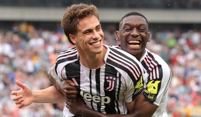 Kenan Yildiz merayakan gol bersama Randal Kolo Muani