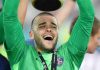 Kiper Baru PSG Lucas Chevalier Angkat Trofi UEFA Super Cup