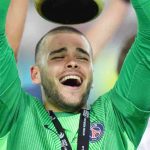 Kiper Baru PSG Lucas Chevalier Angkat Trofi UEFA Super Cup