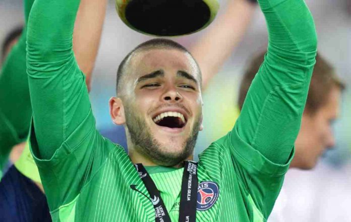 Kiper Baru PSG Lucas Chevalier Angkat Trofi UEFA Super Cup