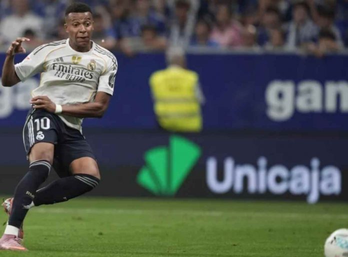 Kylian Mbappe dalam sebuah aksinya untuk Real Madrid Kylian Mbappe dalam sebuah aksinya untuk Real Madrid