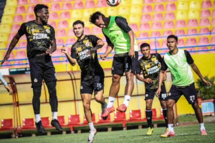 Latihan Skuad Semen Padang Jelang Menjamu Dewa United di Pekan Kedua