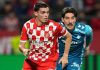 Miguel Gutierrez berebut bola dengan Hector Bellerin