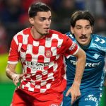 Miguel Gutierrez berebut bola dengan Hector Bellerin