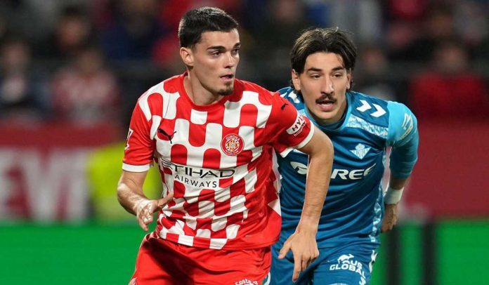 Miguel Gutierrez berebut bola dengan Hector Bellerin