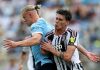 Nicolo Savona berduel dengan Erling Haaland