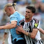 Nicolo Savona berduel dengan Erling Haaland