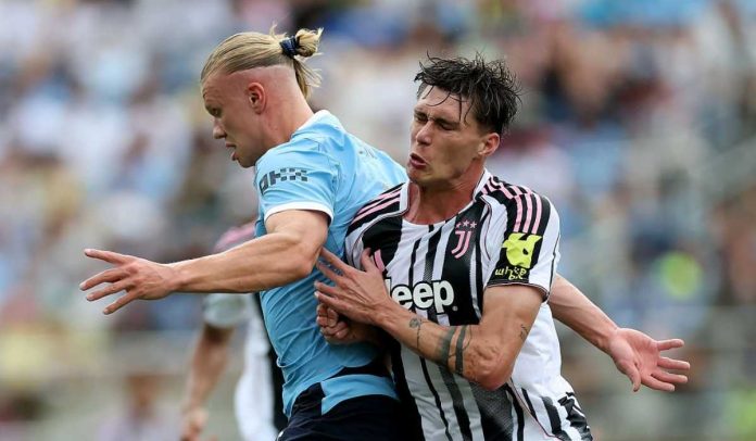 Nicolo Savona berduel dengan Erling Haaland