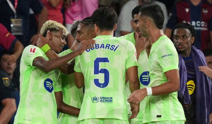 Para pemain Barcelona rayakan gol ke gawang Levante