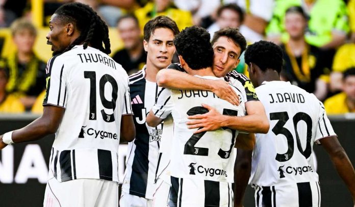 Para pemain Juventus merayakan gol Andrea Cambiasso
