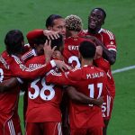 Para pemain Liverpool merayakan gol Hugo Ekitike