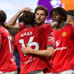 Para pemain Manchester United merayakan gol Mason Mount