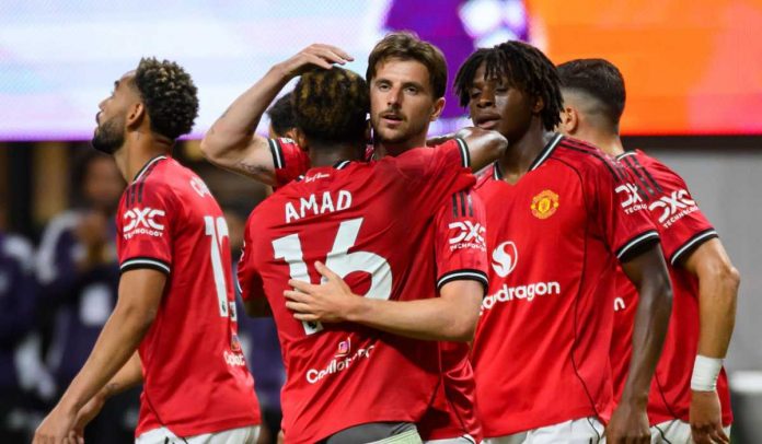Para pemain Manchester United merayakan gol Mason Mount