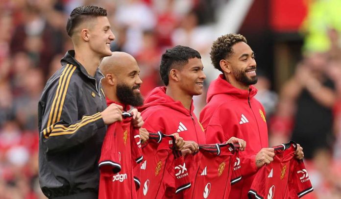 Para pemain baru Manchester United diperkenalkan bersama di Old Trafford