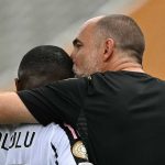 Pelatih Juventus Igor Tudor memeluk Pierre Kalulu