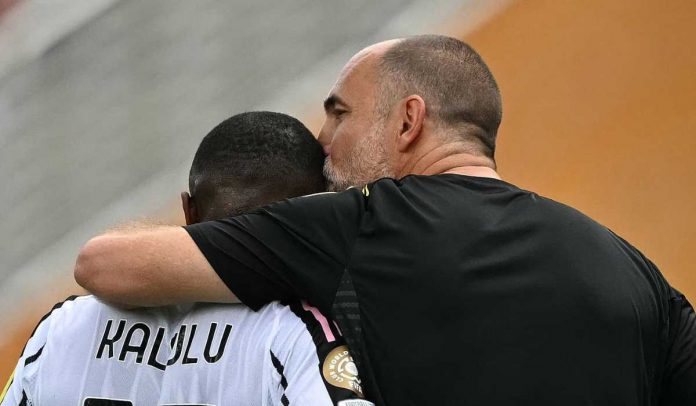 Pelatih Juventus Igor Tudor memeluk Pierre Kalulu