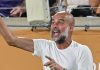 Pep Guardiola memberi instruksi taktik kepada pemain Manchester City