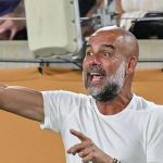 Pep Guardiola memberi instruksi taktik kepada pemain Manchester City