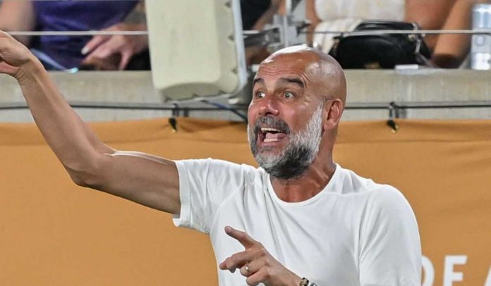 Pep Guardiola memberi instruksi taktik kepada pemain Manchester City