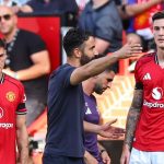 Ruben Amorim memberi instruksi kepada Benjamin Sesko