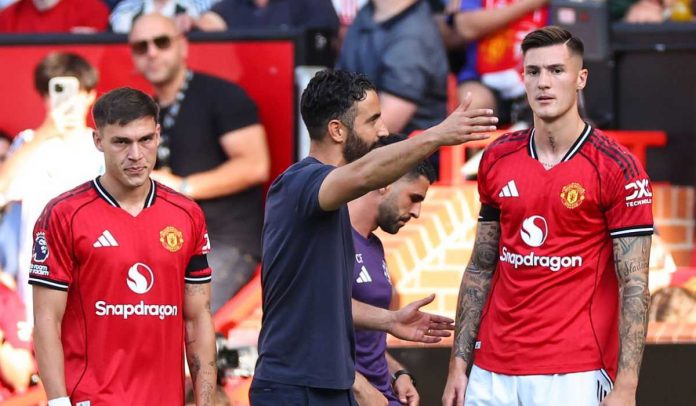 Ruben Amorim memberi instruksi kepada Benjamin Sesko