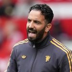 Ruben Amorim memberi instruksi pada para pemain Manchester United
