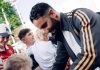 Ruben Amorim memberi tanda tangan ke fans kecil Manchester United