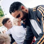 Ruben Amorim memberi tanda tangan ke fans kecil Manchester United