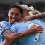 Tijjani Reijnders memeluk Erling Haaland dalam selebrasi gol Manchester City
