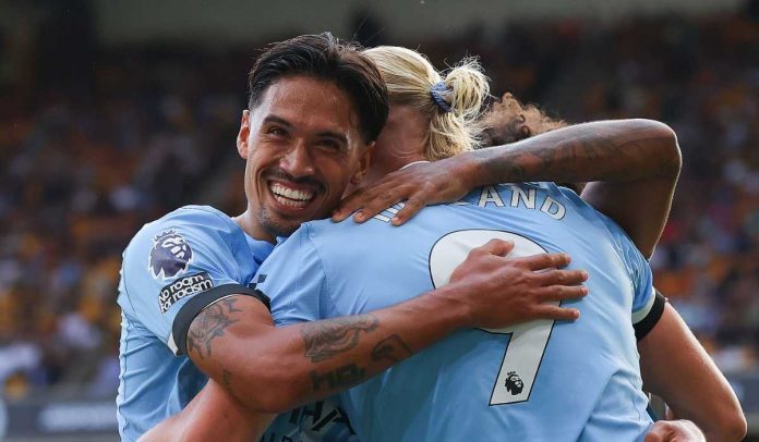 Tijjani Reijnders memeluk Erling Haaland dalam selebrasi gol Manchester City