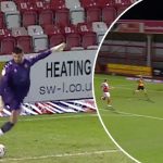 Tom King saat mencatatkan rekor dunia gol terjauh dari gawang ke gawang