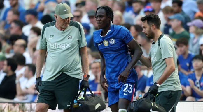 Trevoh Chalobah pemain Chelsea cedera saat laga melawan AC Milan