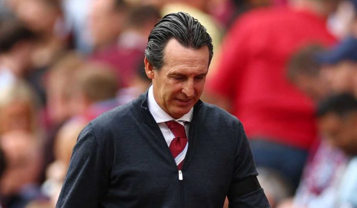 Unai Emery berjalan menunduk usai laga Aston Villa vs Newcastle