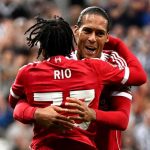 Virgil van Dijk merayakan gol Rio Ngumoha