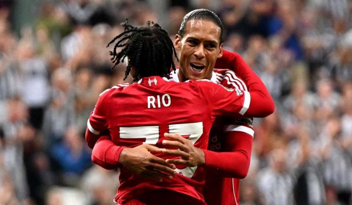 Virgil van Dijk merayakan gol Rio Ngumoha