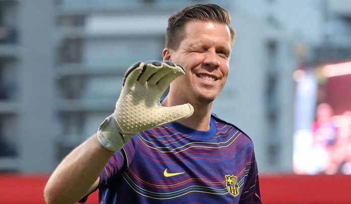 Wojciech Szczesny menyapa fans di laga Barcelona vs Como