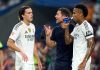 Xabi Alonso memberi instruksi pada Alvaro Carreras dan Eder Miliato