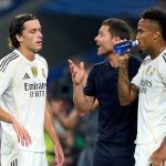 Xabi Alonso memberi instruksi pada Alvaro Carreras dan Eder Miliato