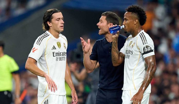 Xabi Alonso memberi instruksi pada Alvaro Carreras dan Eder Miliato