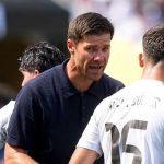 Xabi Alonso memberi instruksi pada Arda Guler