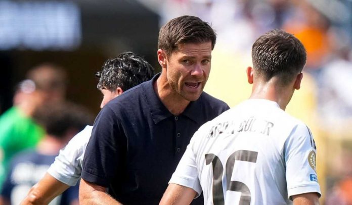 Xabi Alonso memberi instruksi pada Arda Guler