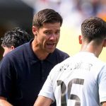 Xabi Alonso memberi instruksi pada Arda Guler