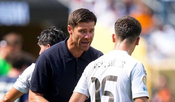 Xabi Alonso memberi instruksi pada Arda Guler